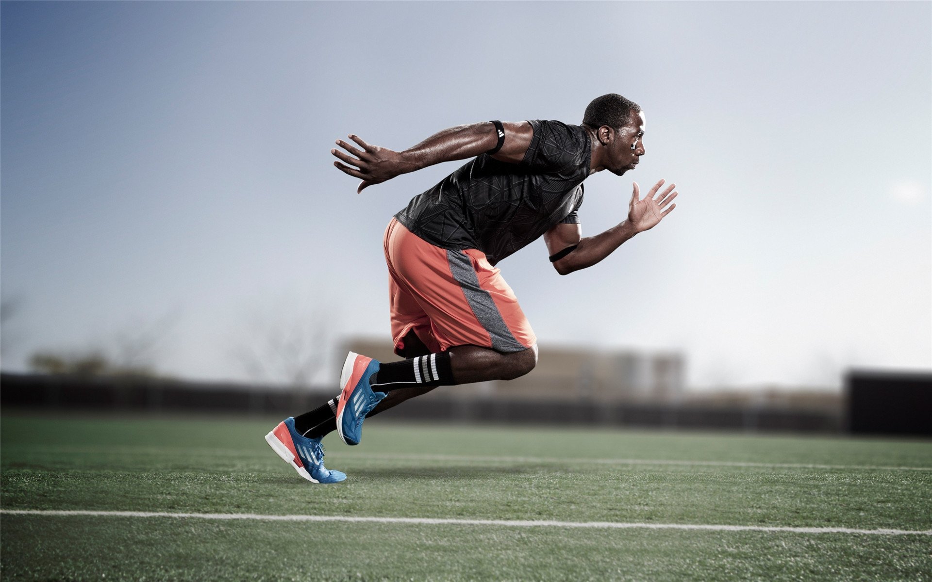 巴萨灵活站位打穿对方防守中轴，巴萨的打法